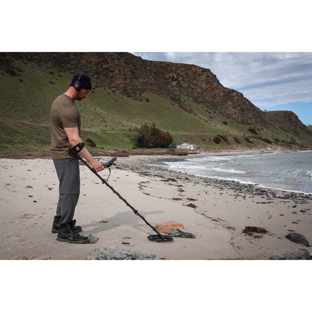  Minelab Equinox 700 Metal Detector